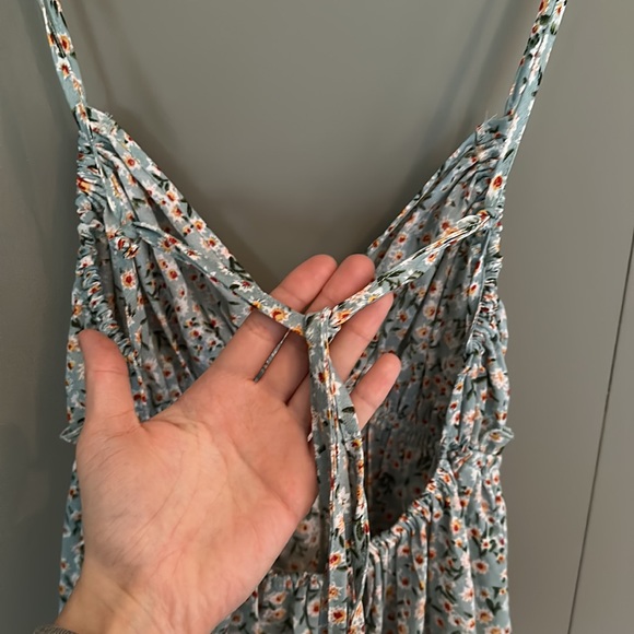 Flowy summer dress with adjustable open-back closure - Picture 4 of 4